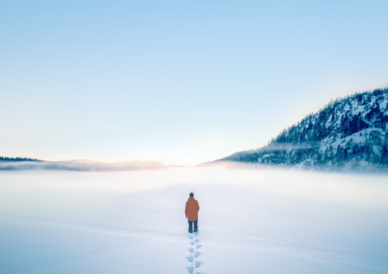 Winters tafereel. Man lopen op een bevroren meer.