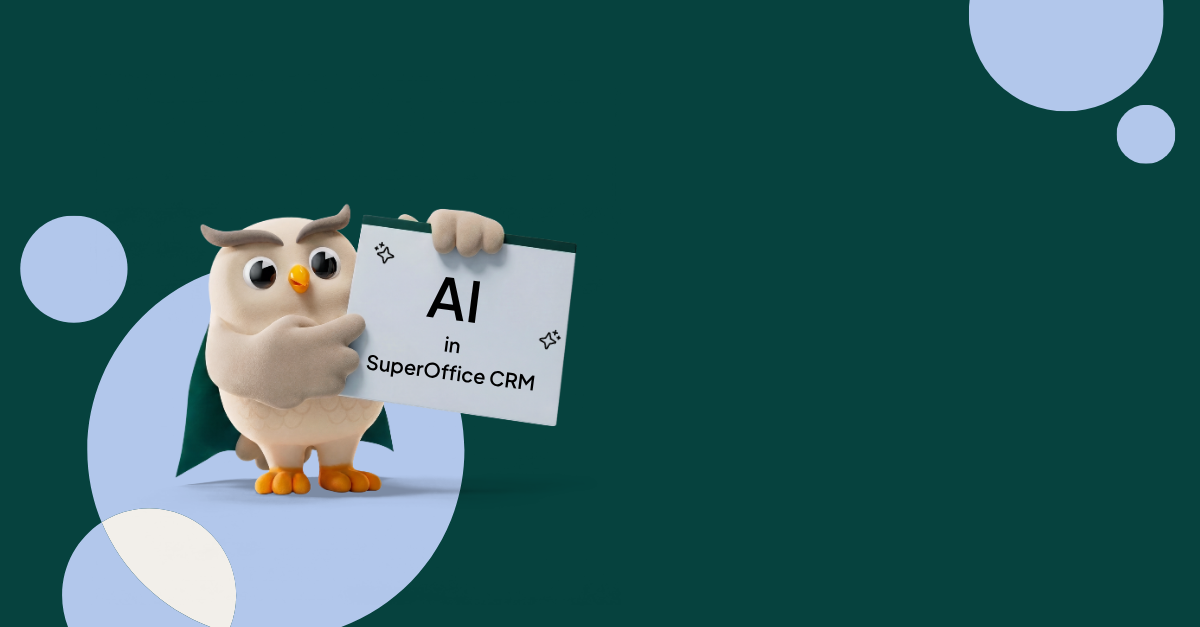 Hugo, de mascotte van SuperOffice, houdt een spandoek vast met de tekst „AI in SuperOffice”