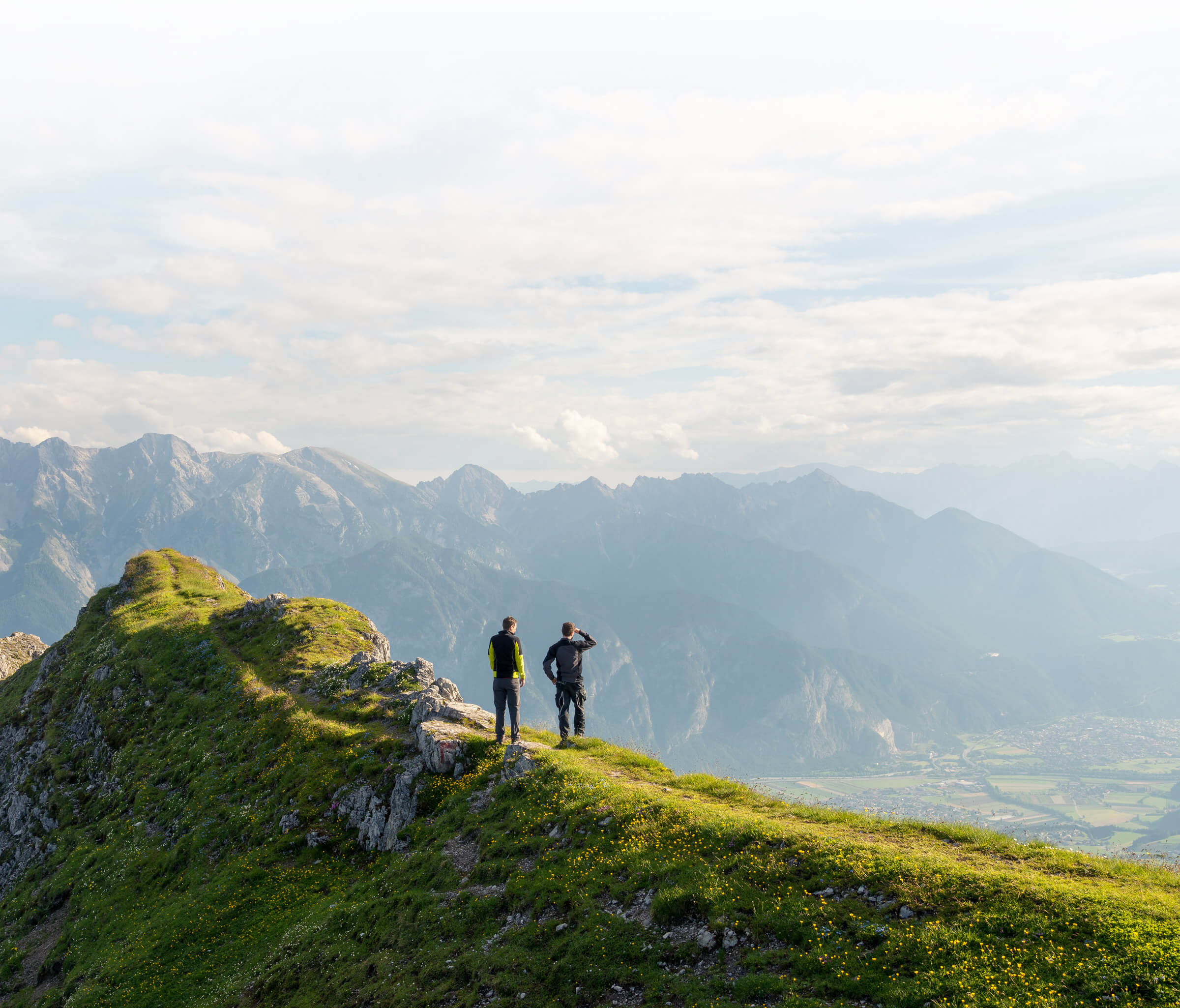 Zomer scene. Twee mannen op de top van een berg.