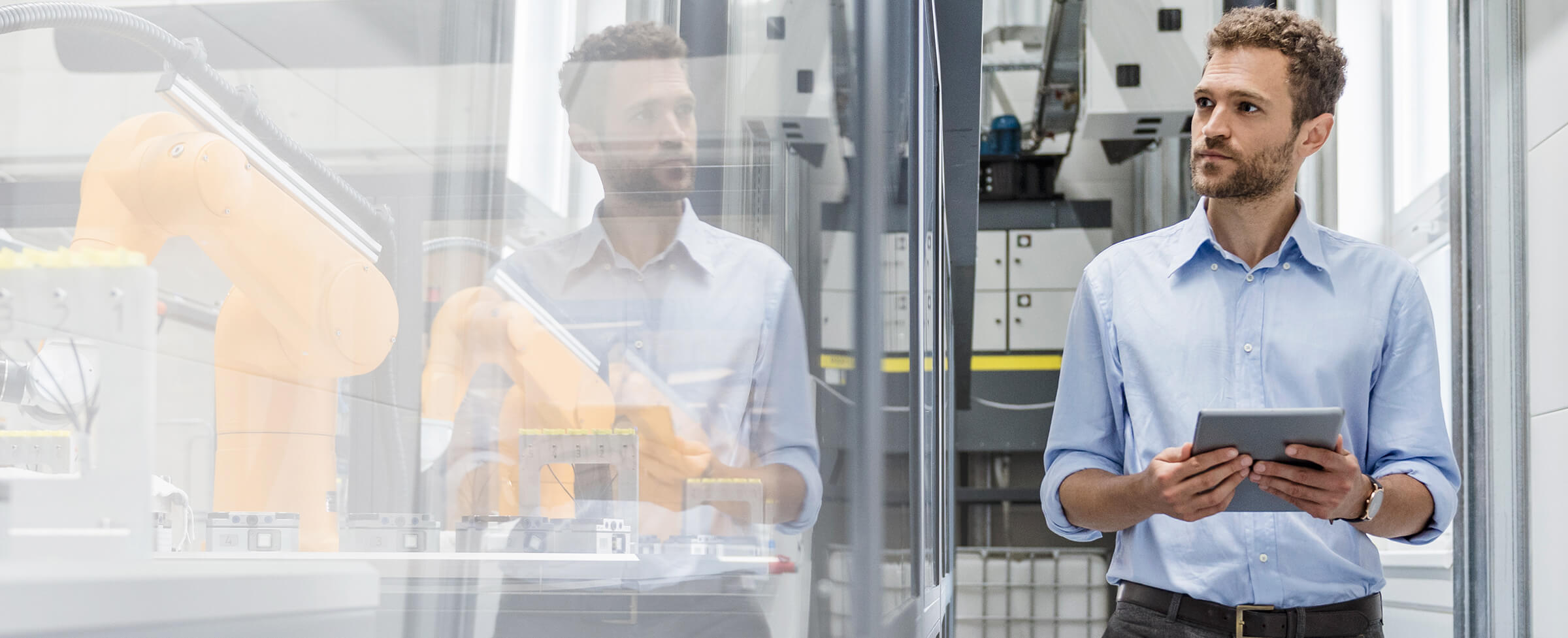 Mannen inspecteren fabrieksrobots