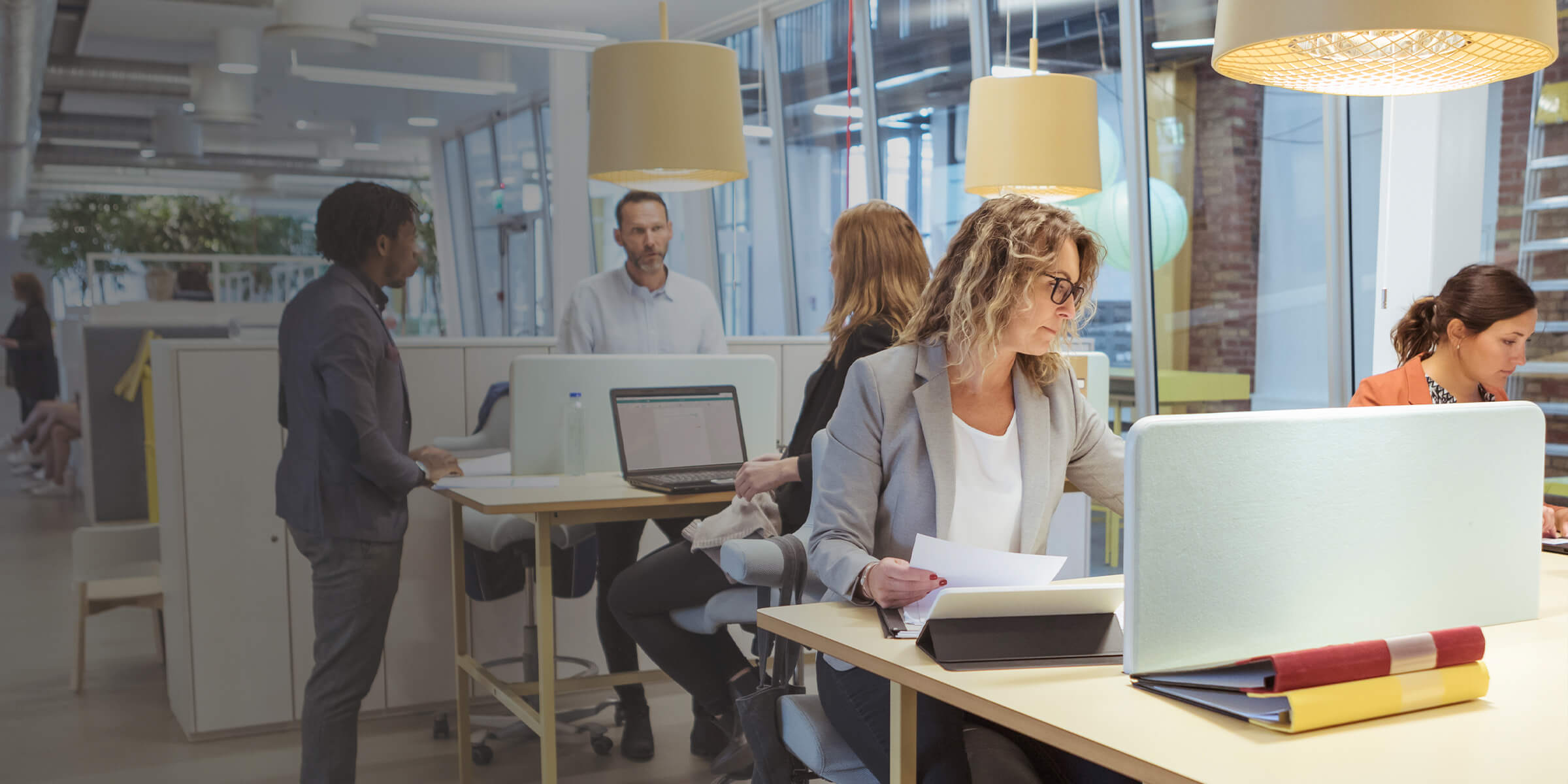 Diverse mensen die samen werken in een open ruimte