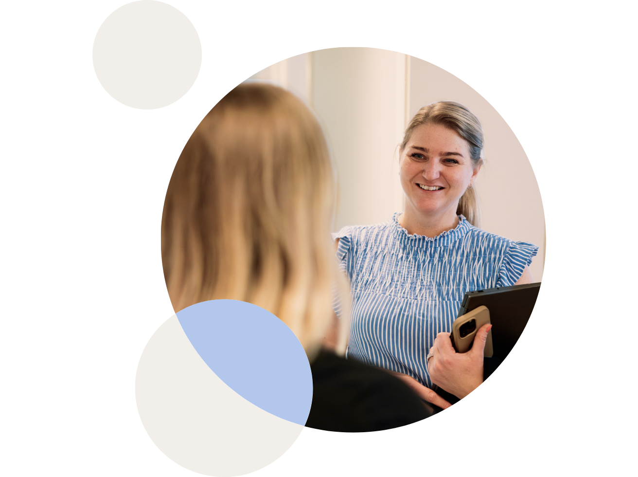 Twee vrouwen die samen op een plattegrond kijken