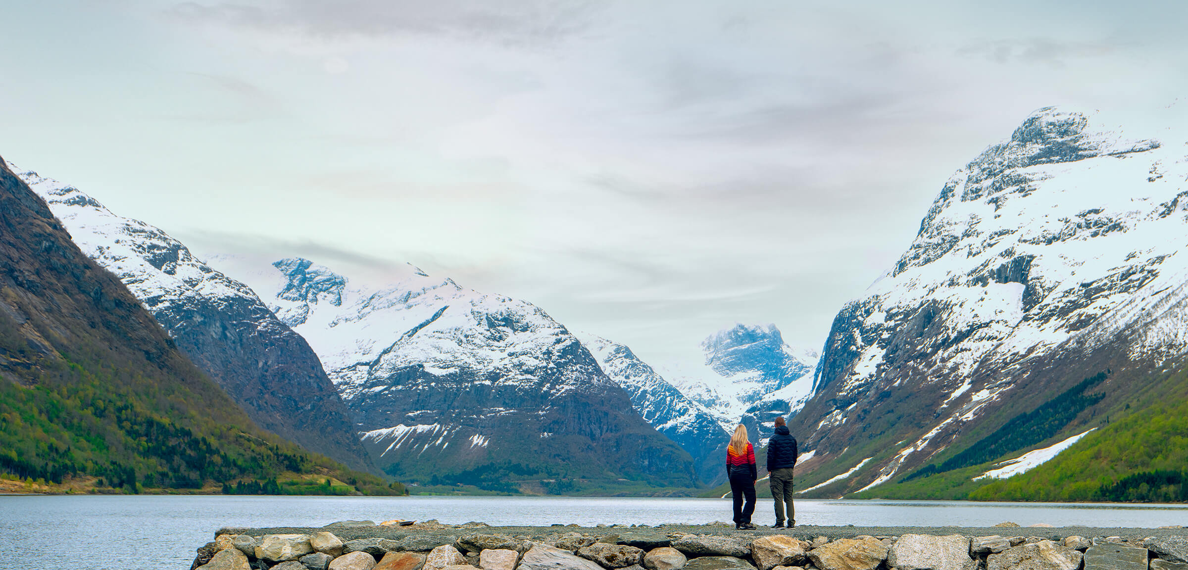 Twee mannen vissen op een groot meer