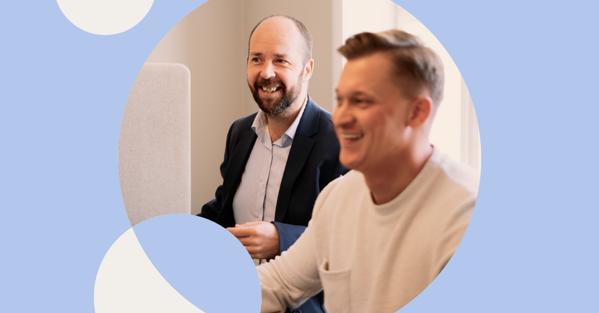 Merkfoto van twee mannen op kantoor
