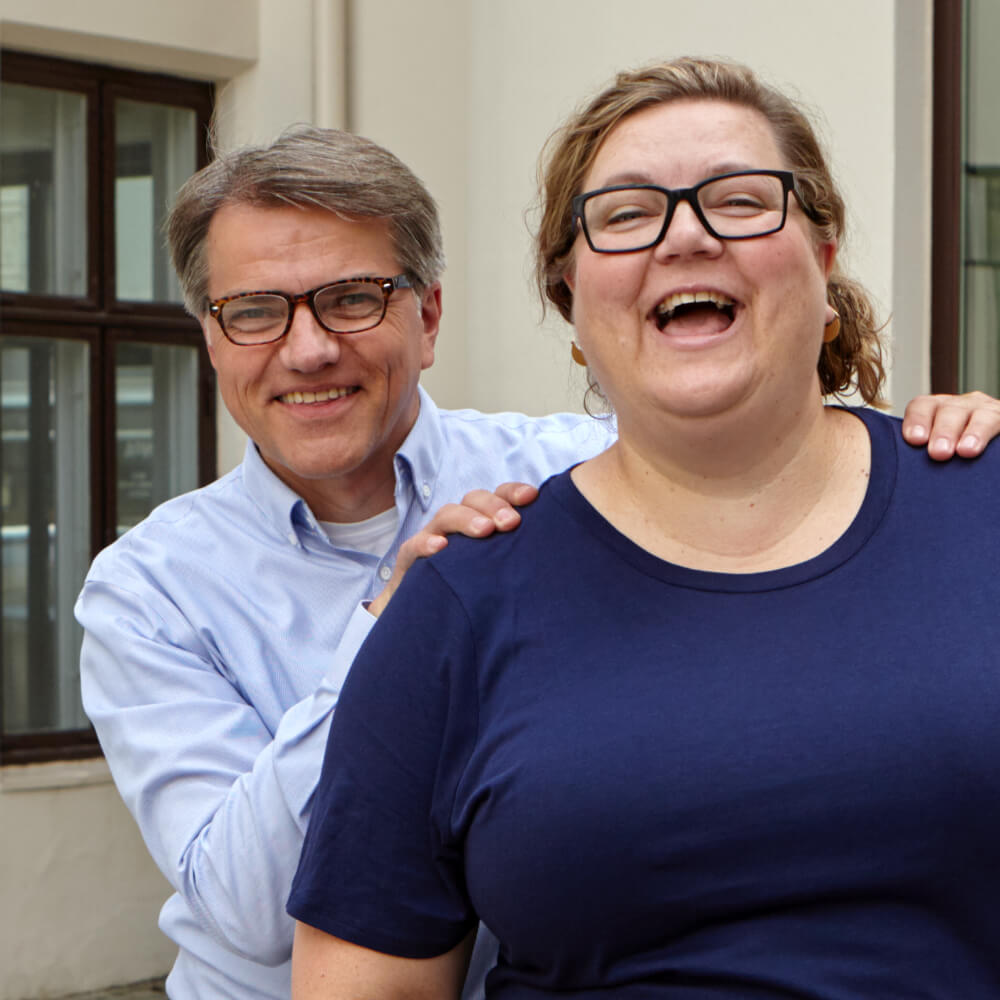 Glimlachende man op conferentie